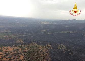 Incendio in Sardegna nell'Oristanese Foto pubblicata sul profilo Twitter dei Vigili del Fuoco , 26 luglio 2021. "Sorvolo con l'elicottero dei #vigilidelfuoco sulle zone dell'oristanese interessate da incendi boschivi: al momento non risultano evidenti fiamme attive. Continuano le operazioni di bonifica, anche dall'alto con i #canadair, per cercare di evitare possibili ripartenze #26luglio", il post. PROFILO TWITTER VIGILI DL FUOCO