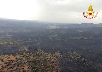 Foto pubblicata sul profilo Twitter dei Vigili del Fuoco , 26 luglio 2021. "Sorvolo con l'elicottero dei #vigilidelfuoco sulle zone dell'oristanese interessate da incendi boschivi: al momento non risultano evidenti fiamme attive. Continuano le operazioni di bonifica, anche dall'alto con i #canadair, per cercare di evitare possibili ripartenze #26luglio", il post. PROFILO TWITTER VIGILI DL FUOCO