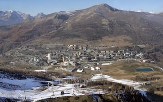 Una veduta di Sestriere, sede delle Olimpiadi invernali di Torino 2006, in una immagine del novembre 2005.
ANSA/ALESSANDRO DI MARCO