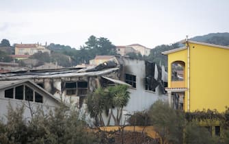 Alcuni capannoni distrutti a causa dell'incendio che ha colpito Sennariolo, l'oristanese, in Sardegna, 26 luglio 2021.
ANSA/FABIO MURRU