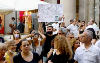 La manifestazione 'Uniti si vince' per il No al green pass obbligatorio in piazza San Carlo a Milano, 28 luglio 2021.ANSA/MOURAD BALTI TOUATI