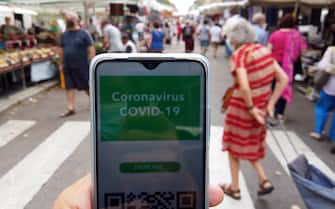 Europa, Italia, MIlano - Scritte no vax contro la vaccinazione anti covid-19 Coronavirus e Green pass digitale per viaggiare , frequantare la scuola e i luoghi affollati come bar e ristoranti