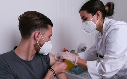 Vaccino Covid, i medici: “Nessun rischio di disfunzione erettile”