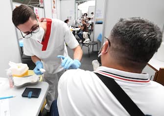 A health workers administers a dose of Pfizer vaccine at the Novegro Vaccination hub in Novegro, near Milan, Italy, 23 July 2021. ANSA/DANIEL DAL ZENNARO