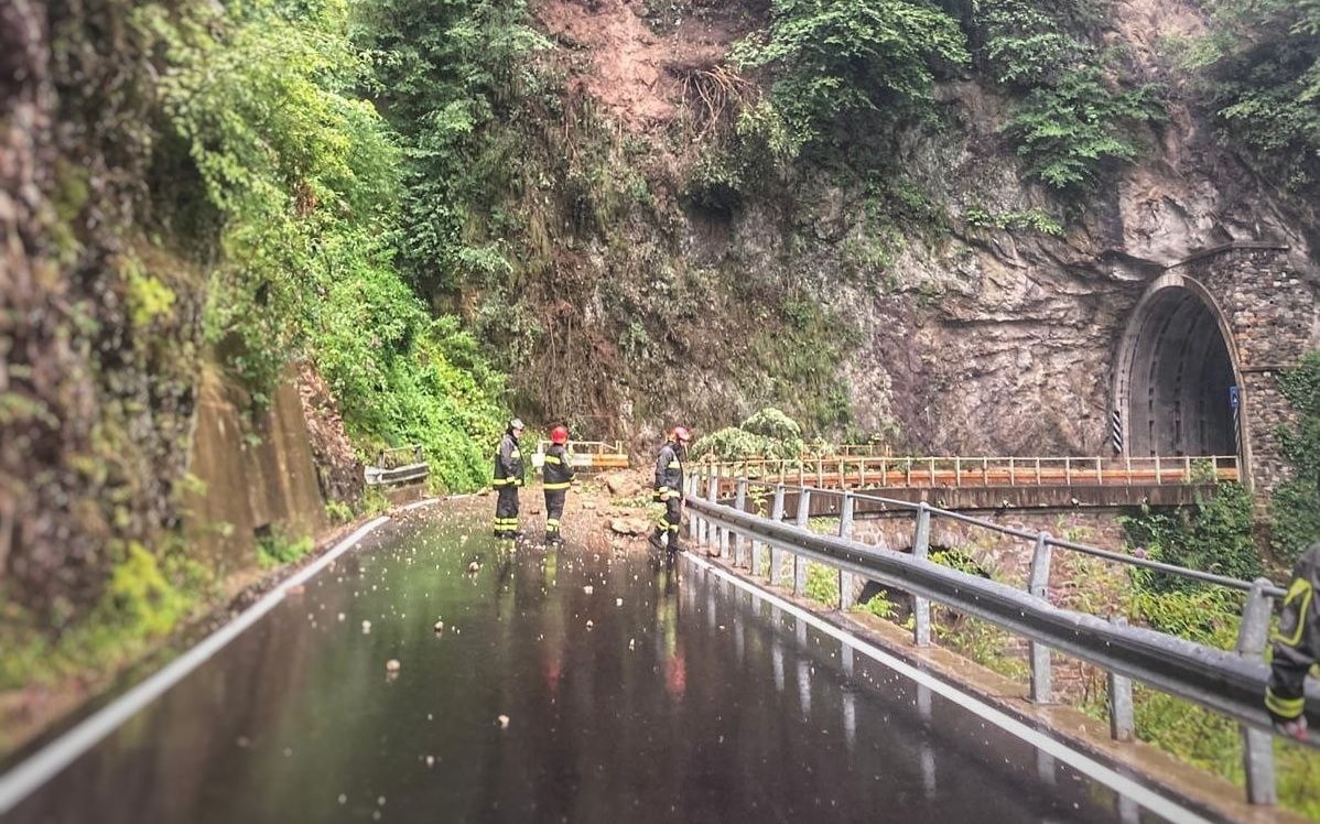La frana sulla strada tra Bellano e Taceno La frana sulla strada tra Bellano e Taceno