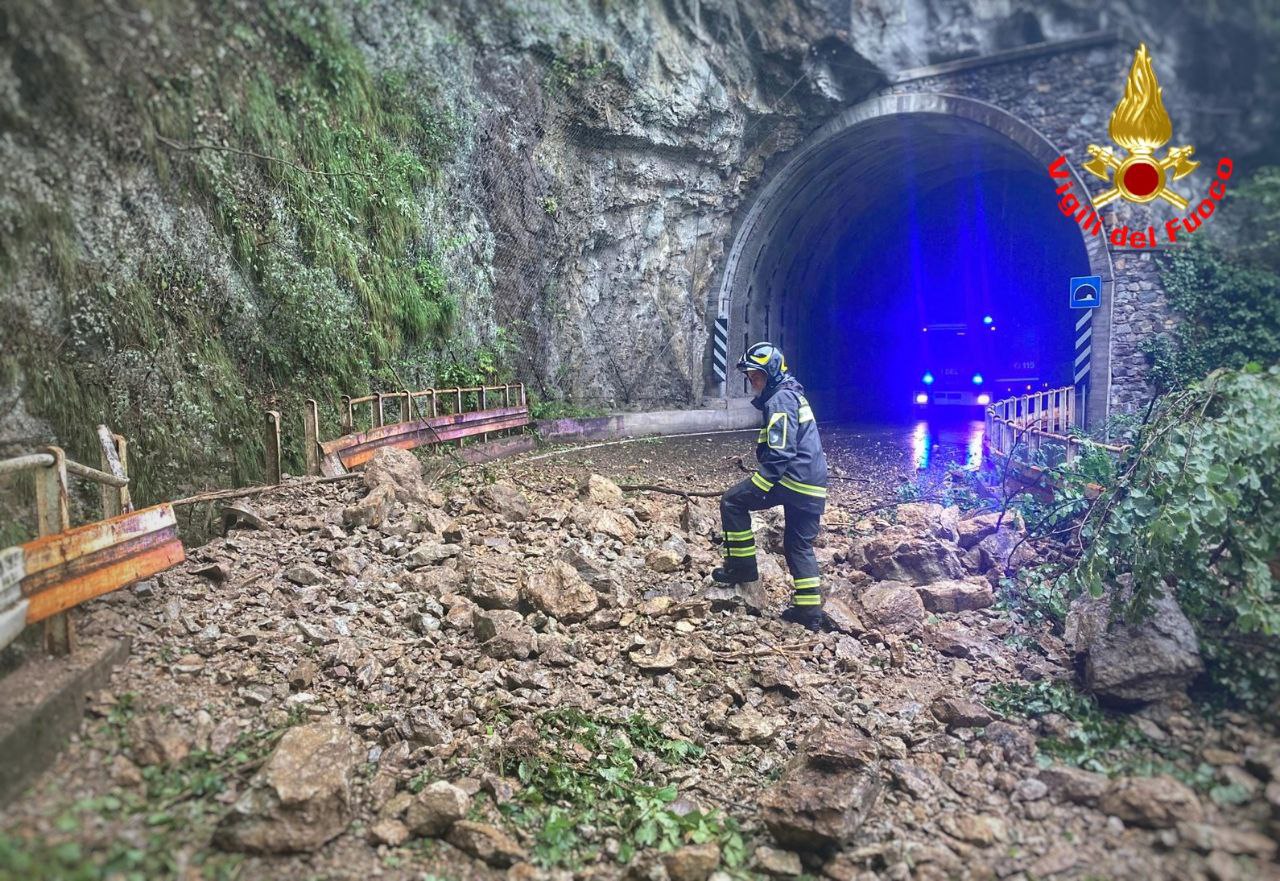 La frana sulla strada tra Bellano e Taceno La frana sulla strada tra Bellano e Taceno