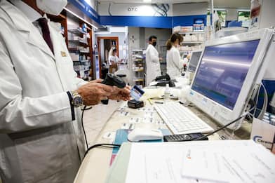Influenza, boom di casi e assalto a farmacie: scarseggiano medicinali 