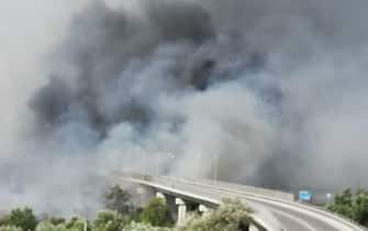 La zona dell'autostrada A14 nel tratto pescarese durante il vasto incendio che sta colpendo la città abruzzese, 01 agosto 2021.
ANSA