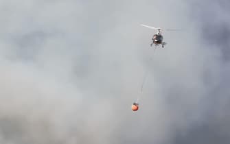 Elicotteri in azione per spegnere il vasto incendio che sta colpendo Pescara, 01 agosto 2021.
ANSA