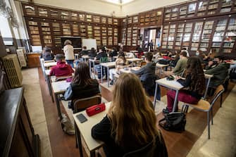 Students attend a class at the Visconti High School on the first day of reopening, after the covid-19 pandemic Orange to yellow area in Rome, Italy, 26 April 2021.  
ANSA/MASSIMO PERCOSSI