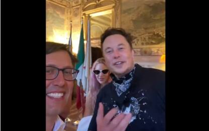 Elon Musk e la compagna Grimes visitano Firenze