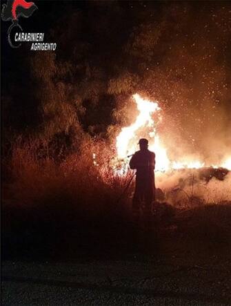 Incendi: scongiurato il disastro ambientale nell'Agrigentino. Arrestato settantenne per aver appiccato rogo  