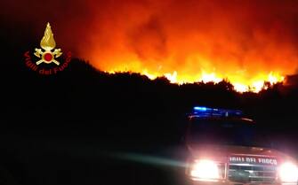 I Vigili del Fuoco impegnati nello spegnimento di un vasto incendio di vegetazione e macchia mediterranea in alcune aree rurali nei pressi delle campagne della statale 128 in località "Sa Ceraxia" territorio del comune di Mandas (SU), 12 agosto 2021. 
ANSA/ US VIGILI DEL FUOCO
+++ ANSA PROVIDES ACCESS TO THIS HANDOUT PHOTO TO BE USED SOLELY TO ILLUSTRATE NEWS REPORTING OR COMMENTARY ON THE FACTS OR EVENTS DEPICTED IN THIS IMAGE; NO ARCHIVING; NO LICENSING +++