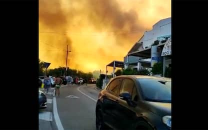 Incendio a Otranto, in fiamme Porto Badisco: turisti fatti evacuare
