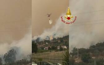 Uno degli incendi divampati in Calabria, Pineta di Siano, 11 agosto 2021. ANSA/US VIGILI DEL FUOCO +++ NO SALES, EDITORIAL USE ONLY +++