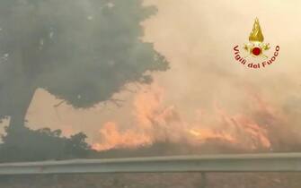 Uno degli incendi divampati in Calabria, Tiriolo, 11 agosto 2021. ANSA/US VIGILI DEL FUOCO +++ NO SALES, EDITORIAL USE ONLY +++