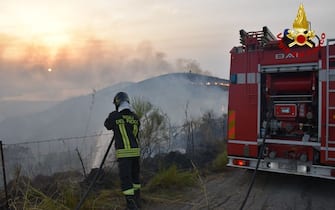 (210802) -- ROME, Aug. 2, 2021 (Xinhua) -- A firefighter battles against wildfires on Sicily Island, Italy, Aug. 1, 2021.
  Wildfires were affecting Italy's southern and central regions in the last few days. (Italian Firefighters/Handout via Xinhua) - Jin Mamengnitonglian -//CHINENOUVELLE_XxjpbeE008677_20210802_PEPFN0A001/2108030856/Credit:CHINE NOUVELLE/SIPA/2108030857
