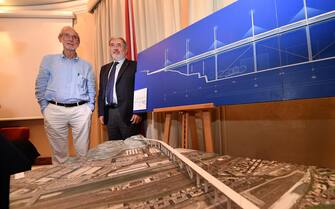 ponte morandi genova crollo ricostruzione Il sindaco di Genova Marco Bucci e l'architetto Renzo Piano (S) nel corso di una conferenza stampa sulla presentazione del progetto del nuovo viadotto dopo il crollo del ponte Morandi, 7 settembre 2018. ANSA/LUCA ZENNARO