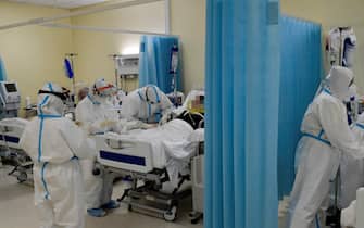 Il reparto Covid di terapia sub intensiva dell'ospedale Loreto mare a Napoli. Da mesi i venti posti del reparto sono sempre tutti occupati da pazienti che hanno contratto il virus, 31 marzo 2021.
ANSA/CIRO FUSCO