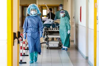 Health workers wearing overalls and protective masks in the intensive care unit of the Tor Vergata hospital during the second wave of the Covid-19 Coronavirus pandemic, Rome, Italy, 26 November 2020. 
ANSA/GIUSEPPE LAMI