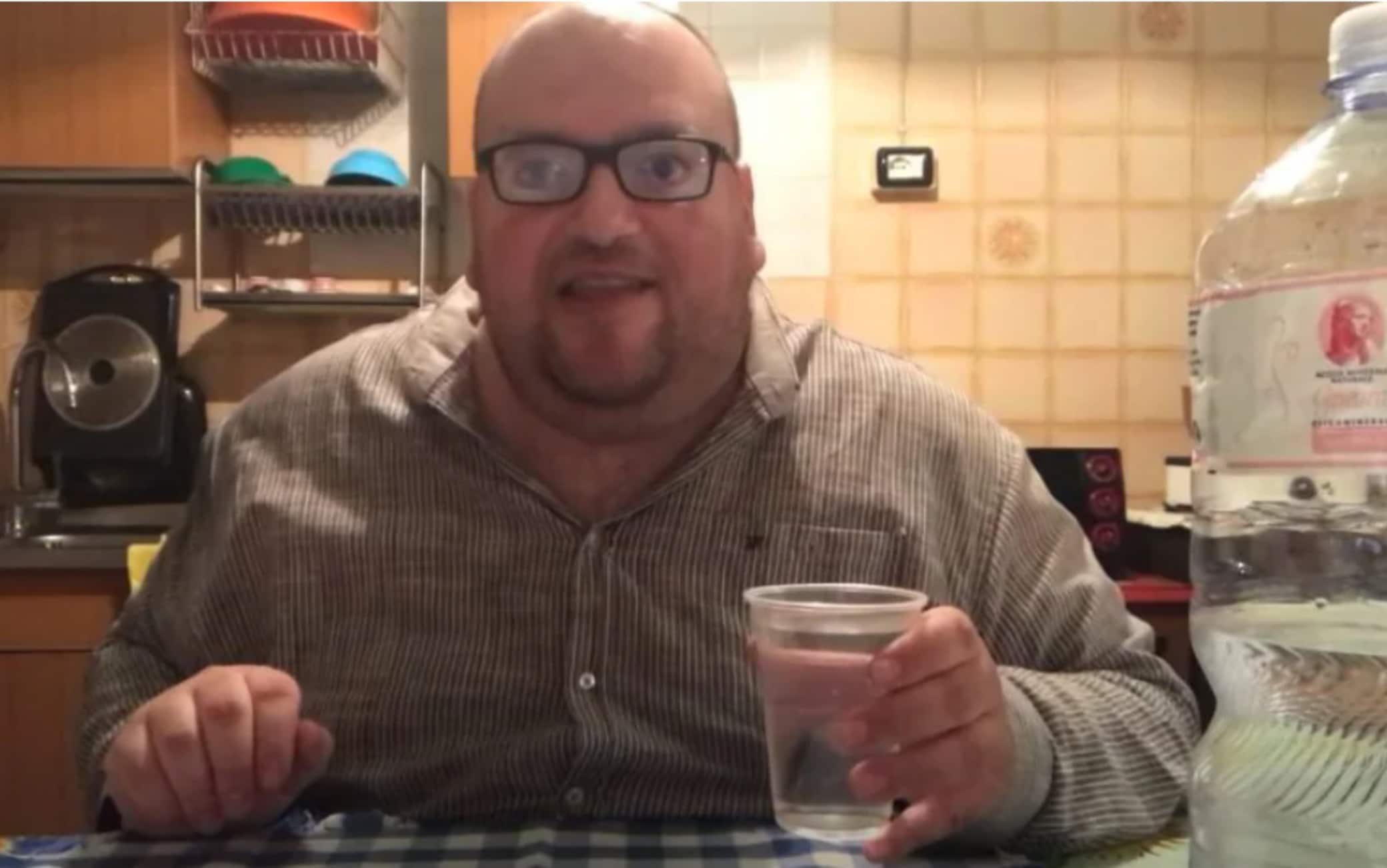 Un'immagine di Omar Palermo in uno dei suoi video su Youtube Screenshot da un video di Youtubo Anche Io