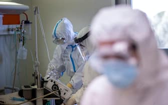 Healthcare workers wearing a protective suit and mask at the Covid 19 Emergency Department of the San Filippo Neri Hospital during the Coronavirus Covid -19 pandemic emergency in Rome, Italy, 04 January 2020. ANSA/MASSIMO PERCOSSI