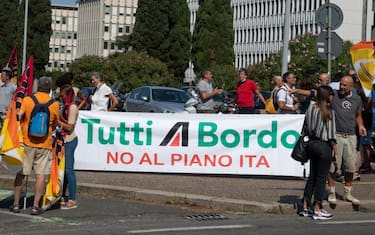 Il presidio dei lavoratori del trasporto aereo nel corso dellÕincontro tra la dirigenza della nuova compagnia aerea ITA e le componenti sindacali a Roma, 25 agosto 2021.
MAURIZIO BRAMBATTI/ANSA