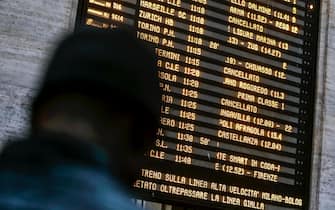 Passeggeri in attesa osservano i tabelloni che mostrano i ritardi a causa del deragliamento di un Frecciarossa sulla linea Milano Bologna alla Stazione Centrale di Milano, 6 febbraio 2020.ANSA/Mourad Balti Touati
