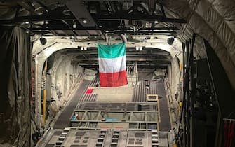 Il portellone del C-130 J si chiude davanti alla bandiera italiana sull'ultimo volo dell'Areonautica Militare Italiana da Kabul a Roma, 28 agosto 2021.*Con il decollo da Kabul alle 18.35 dell ultimo velivolo C-130J,  ha lasciato l Afghanistan anche la Joint Evacuation Task Force (JETF) che dal 13 agosto scorso ha gestito sul campo le operazioni di evacuazione. Dopo uno scalo operativo in Kuwait, l arrivo dei militari in Italia è previsto per l inizio della prossima settimana presso l aeroporto militare di Ciampino dove ad accoglierli ci sarà il Ministro della Difesa Lorenzo Guerini*
*Si conclude così ufficialmente l impegno ventennale delle Forze Armate italiane nel Paese asiatico*
Grazie per la collaborazione di questi intensi giorni e buon weekend e W l'Italia!
ANSA/MINISTERO DELLA DIFESA EDITORIAL USE ONLY NO SALES