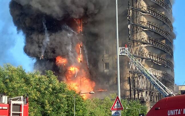 Incendio oggi a Milano, palazzo di 15 piani in fiamme ...