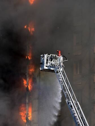 MILANO - GROSSO INCENDIO IN UN PALAZZO DI VIA ANTONINI 32 (Milano - 2021-08-29, Maurizio Maule) p.s. la foto e' utilizzabile nel rispetto del contesto in cui e' stata scattata, e senza intento diffamatorio del decoro delle persone rappresentate