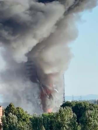 L'incendio a Milano in via Antonini visto da un altro palazzo