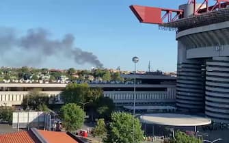 L'incendio a Milano in via Antonini visto dal quartiere San Siro
