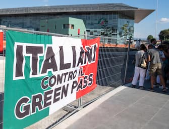 Manifestazione contro il green pass alla Stazione Tiburtina a Roma, 1 settembre 2021.   MAURIZIO BRAMBATTI/ANSA