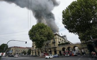 Vigili del fuoco fuoco al lavoro per spegnere incendio on un palazzo di piazza Carlo Felice. Torino 03 settembre 2021 ANSA/TINO ROMANO 