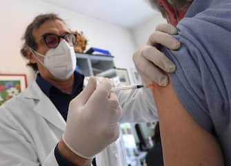 A doctor administers a dose of Pfizer vaccine against COVID-19 to a patient in a medical office in Rome, Italy, 02 April 2021. Regional Affairs Minister Mariastella Gelmini said Friday that Italy set a new record of over 300,000 COVID-19 vaccinations on Thursday. ANSA/ETTORE FERRARI