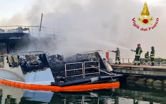 I vigili del fuoco al lavoro per spegnere le fiamme divampate in uno yacht di 35 metri battente bandiera maltese, ormeggiato alla "Marina di Olbia", 6 settembre 2021. ANSA/ UFFICIO STAMPA VIGILI FUOCO ++HO - NO SALES EDITORIAL USE ONLY++