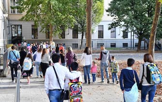 Genitori e figli ai cancelli della scuola per l'inizio dell'anno scolastico 2017/2018, Torino, 11 settembre 2017 ANSA/ALESSANDRO DI MARCO