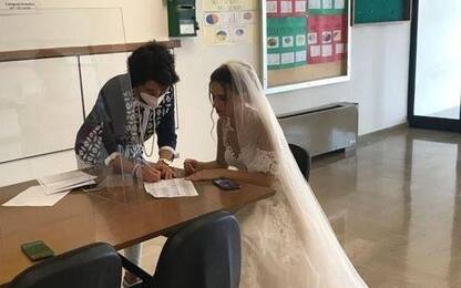 Martina Franca, prof precaria firma il contratto vestita da sposa