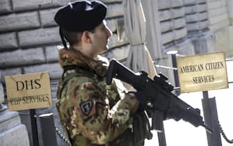 Terrorismo, operazione ''strade sicure''  - soldati della Brigata Aosta di guardia sotto ambasciata Usa. Roma 16 febbraio  2017, ANSA/GIUSEPPE LAMI