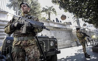 Terrorism, `` safe roads '' operation - soldiers of the Aosta Brigade on guard under the US embassy.  Rome 16 February 2017, ANSA / GIUSEPPE LAMI
