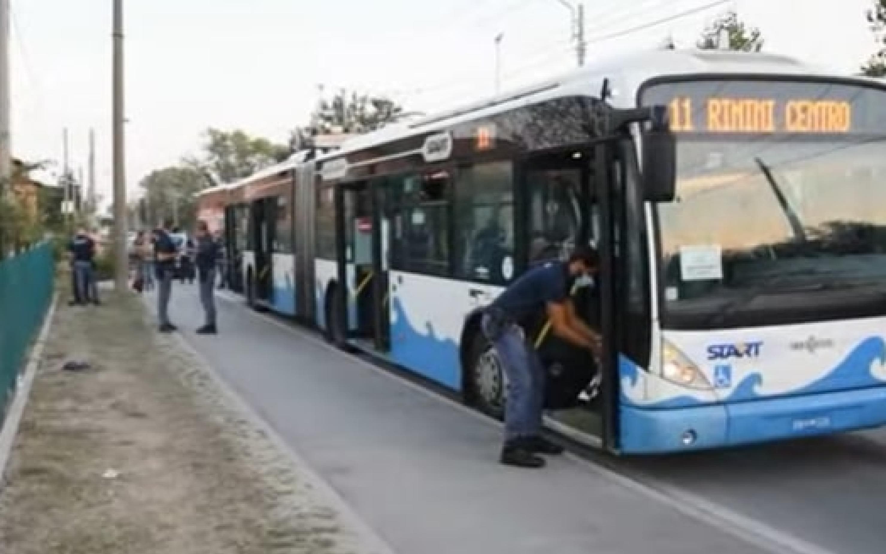 L'autobus dove è avvenuto l'accoltellamento L'autobus dove è avvenuto l'accoltellamento