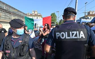 La polizia controlla la manifestazione No green pass a Torino
