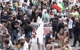 Persone che manifestano a Roma