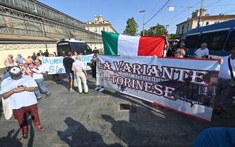 manifesti del corteo no green pass