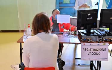 Persone si sottopongono al vaccino nel nuovo Hub vaccinale dell Ausl Toscana Centro ospitato alla Casa del Popolo di Grassina, nel comune di Bagno a Ripoli, 8 Maggio 2021.
ANSA/CLAUDIO GIOVANNINI