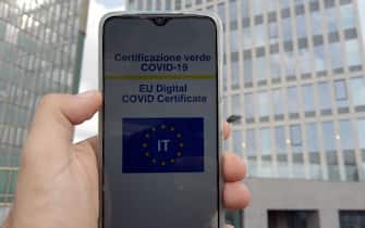 Europa, Italia, Milano - Green Pass certificazione elettronica di avenuta vaccinazione anti Covid-19 Coronavirus - Obbligatoria per andare al lavoroe a scuola , usare i mezzi pubblici e per fare sport