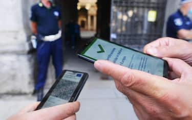 Milano, Green Pass per laccesso ai Pubblici Uffici (Milano - 2021-09-17, Maurizio Maule) p.s. la foto e' utilizzabile nel rispetto del contesto in cui e' stata scattata, e senza intento diffamatorio del decoro delle persone rappresentate