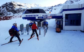 Le piste e gli impianti da sci a Solda, in Alto Adige, in era Covid, 25 ottobre 2020.
ANSA/GIAMPAOLO RIZZONELLI

