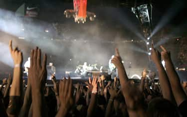 CONCERTO DEGLI U2 ALLO STADIO CAMP NOU A BARCELLONA, I FANS DURANTE IL CONCERTO (BARCELLONA - 2009-07-02, Roberto Capello) p.s. la foto e' utilizzabile nel rispetto del contesto in cui e' stata scattata, e senza intento diffamatorio del decoro delle persone rappresentate